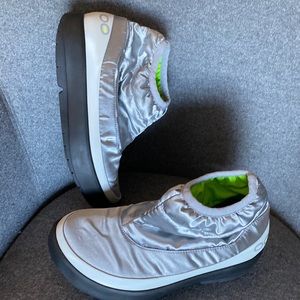 Oofos silver recovery winter boots size 8